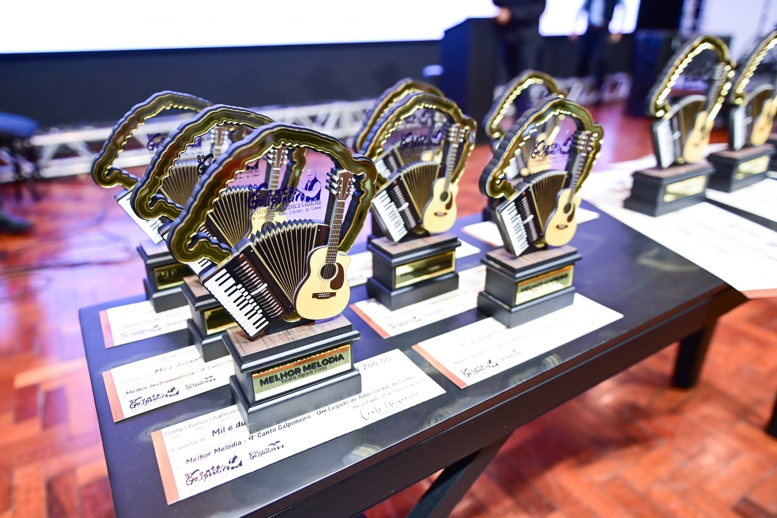 Troféus da premiação do Canto Galponeiro